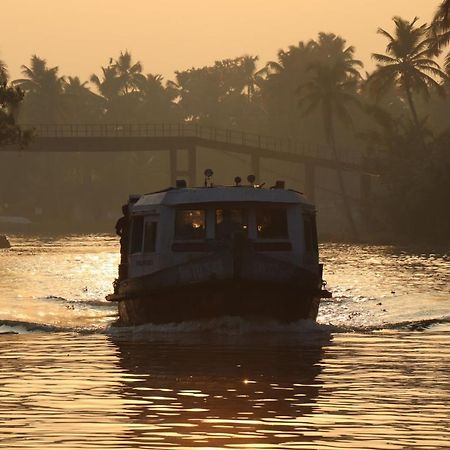 Marari Houseboat Hotel Mararikulam Exterior foto
