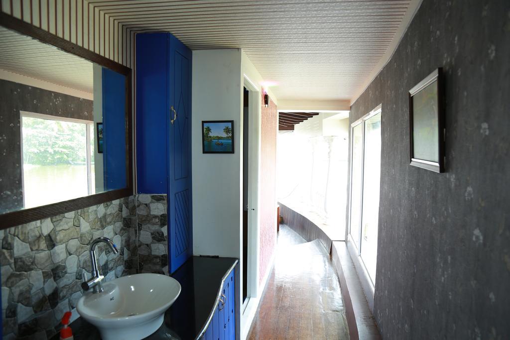 Marari Houseboat Hotel Mararikulam Exterior foto