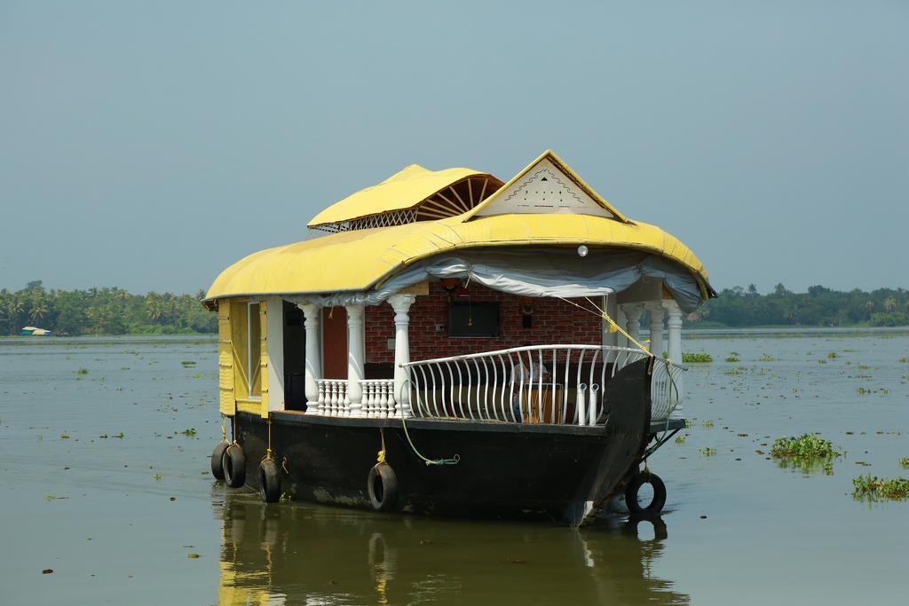 Marari Houseboat Hotel Mararikulam Exterior foto