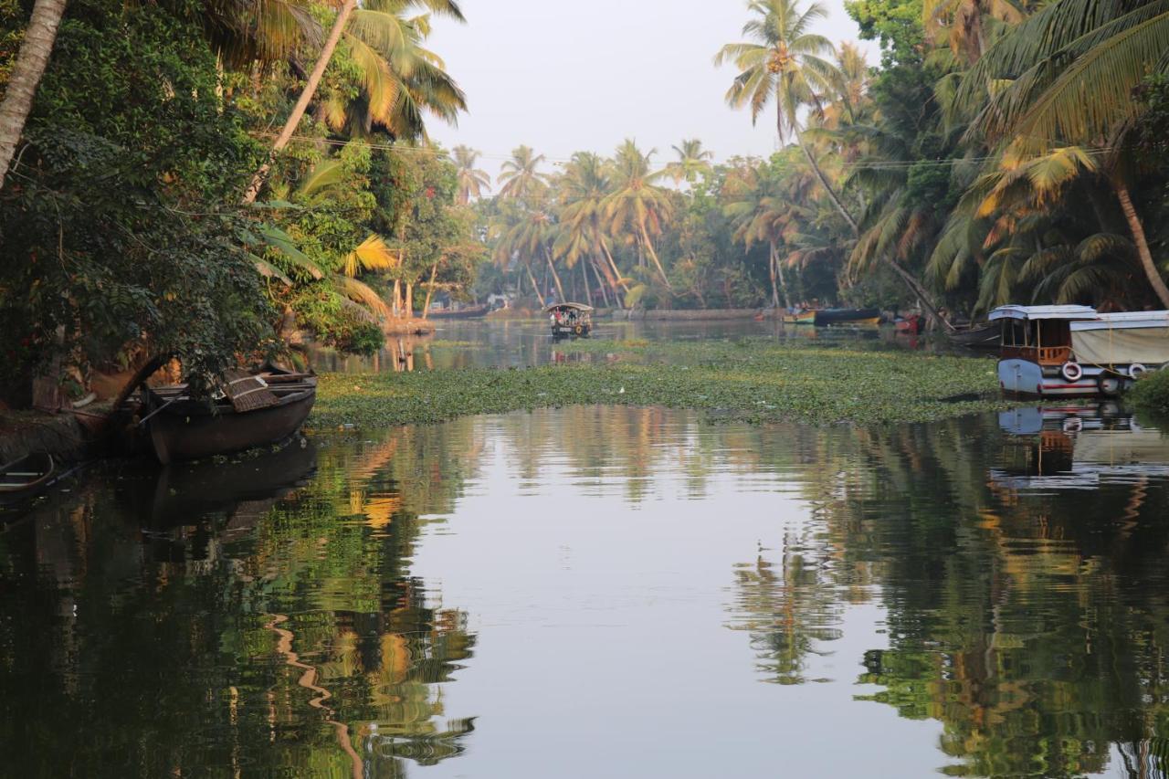 Marari Houseboat Hotel Mararikulam Exterior foto
