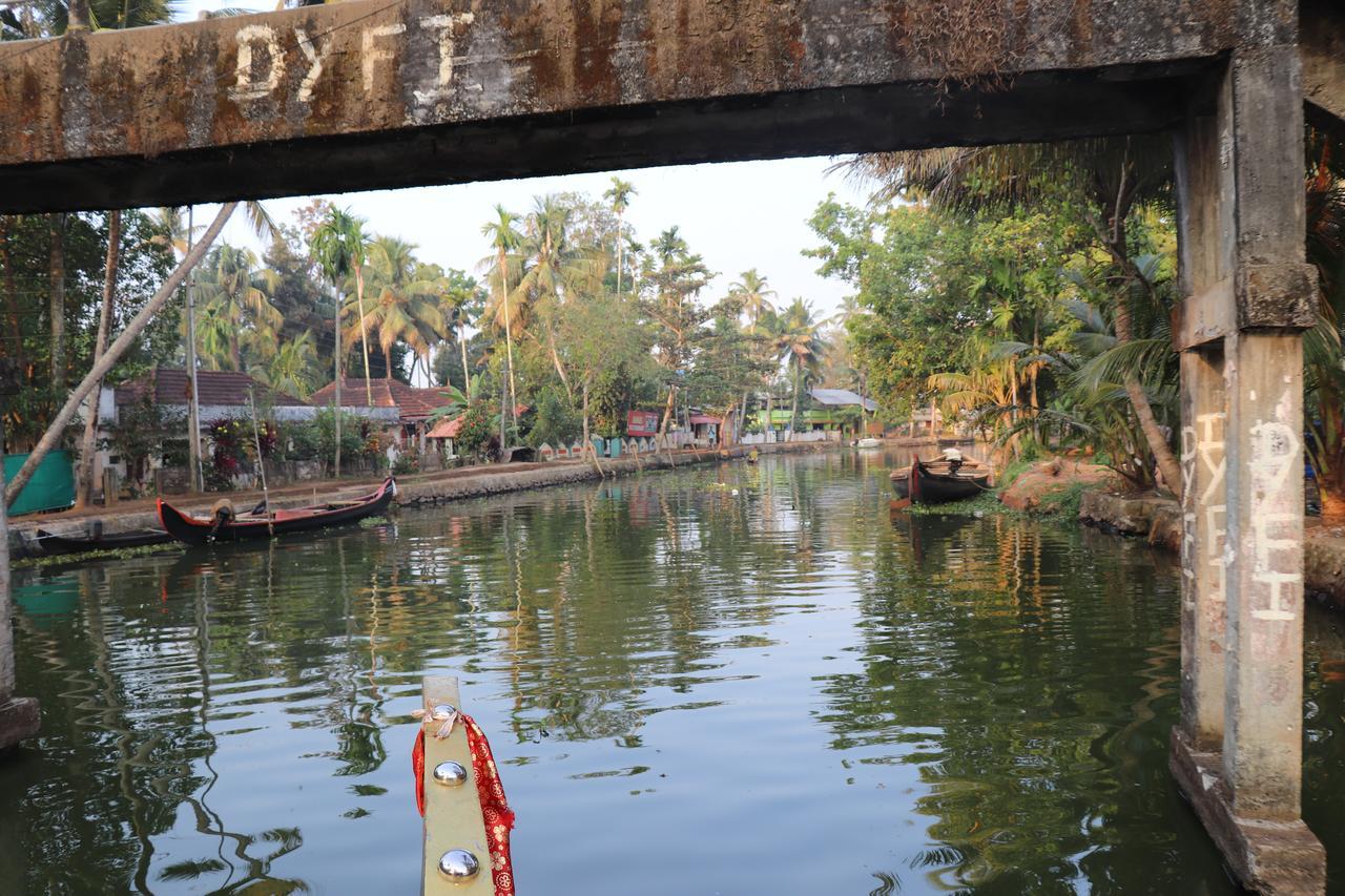 Marari Houseboat Hotel Mararikulam Exterior foto