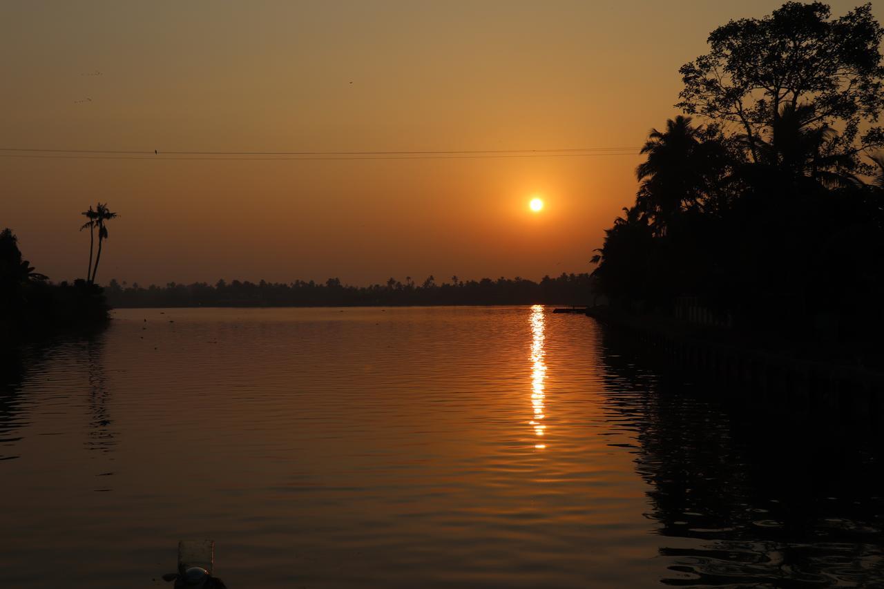 Marari Houseboat Hotel Mararikulam Exterior foto